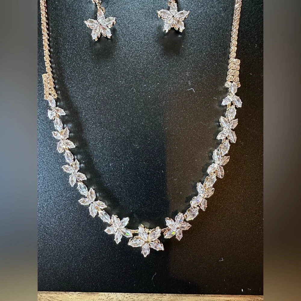 Windsor Silver Starburst Jewelry Set Necklace & Earrings - Picture 2 of 5